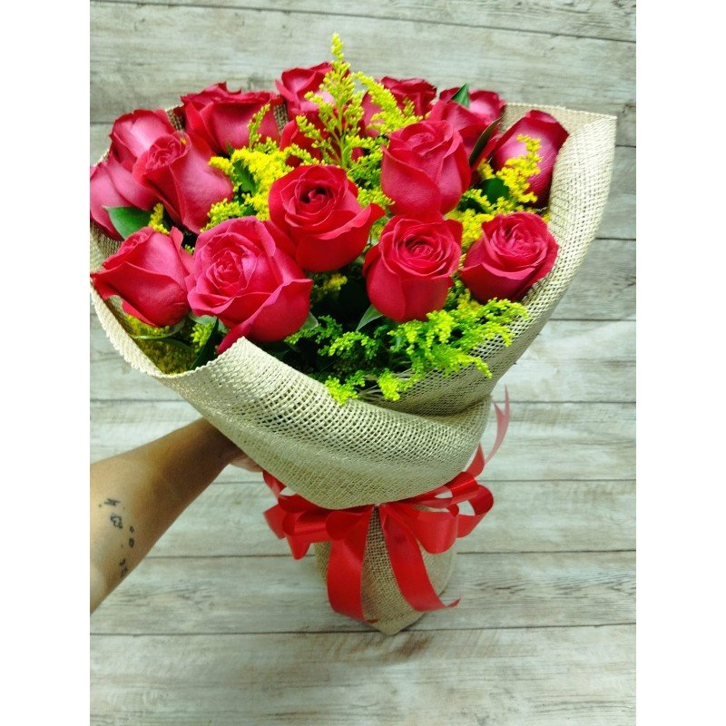 Buquê Rústico com 18 Rosas na Juta.